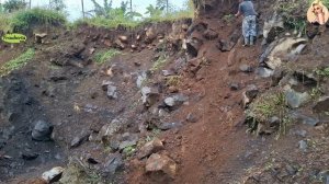 Строительство, шахтёр сбрасывает камни со стен карьера