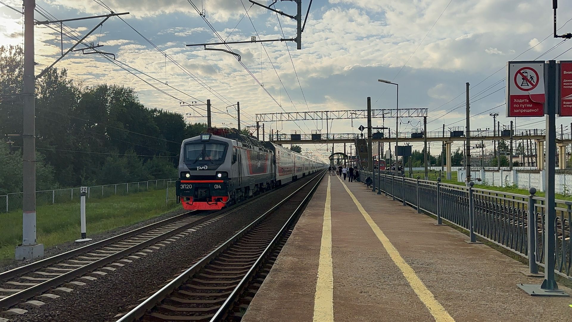 «На обгон!» «Олимп» ЭП20-014 с двухэтажным поездом и ЭТ2М-125 на пл.Металлострой, июль 2026 года