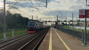 «На обгон!» «Олимп» ЭП20-014 с двухэтажным поездом и ЭТ2М-125 на пл.Металлострой, июль 2026 года