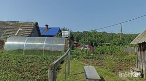 Жара , но мы в огороде. Кофточка отстой , это по нищенски , по деревенски.