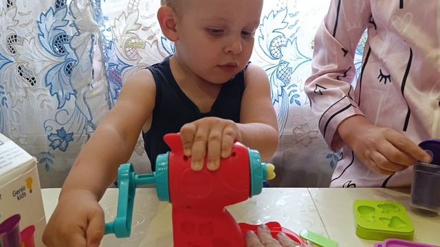 Играем в тесто пластилин