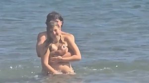 Мужчина и женщина забавляются на море