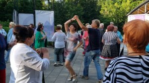 20260726 Фонтан дискофитнес жители г Орла танцуют на дискотеке танцы в парке орловчан город Орёл