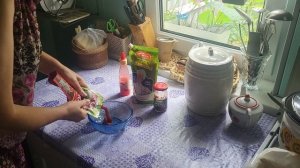 конец июля, готовлю пиццу, закрываю огурцы на зиму