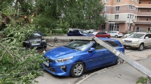 ураган столб упал сразу на две машины