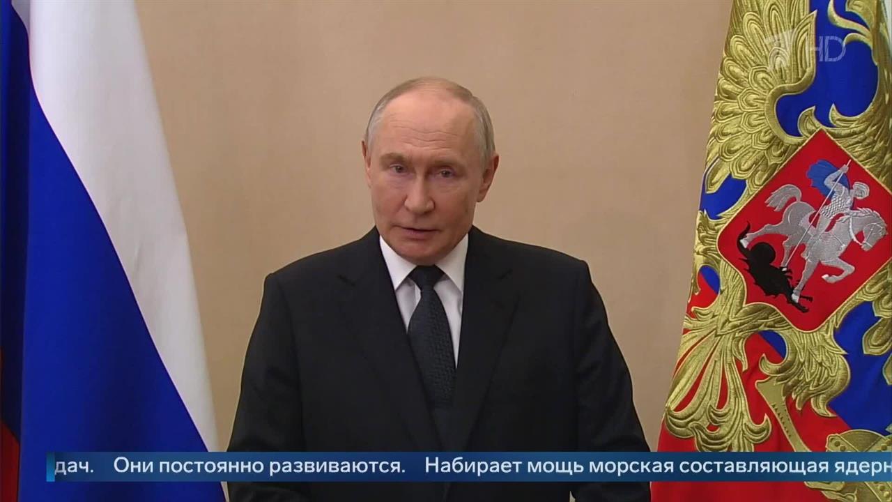 Владимир Путин поздравил моряков с Днем ВМФ смотреть онлайн