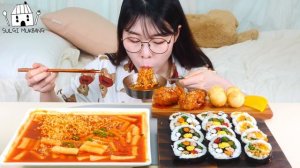 Мукбанг - курица и токпокки и сырные закуски - аппетитная подача