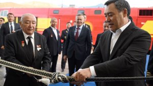 Жапаров открыл железную дорогу Балыкчы — Кочкор и лично провел по ней локомотив