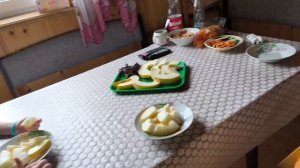 Дождь и день и ночь.
Убрала лук, а он не сушится, а моется.