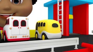 Бетти и Банни играют с машинками на игрушечной многодорожечной парковке
