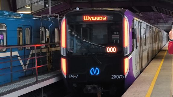🟪Фиолетовый балтиец уходит в депо на станции метро Шушары