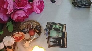 Личная жизнь загаданного человека. Что думает о вас? 3 варианта