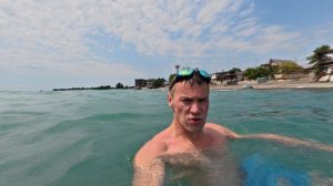 Плавание в море.