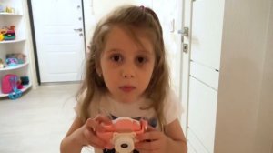 Ева и мама играют с игрушками _ Детская история видео