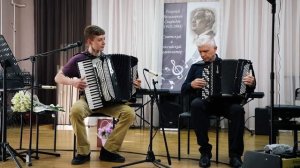 ДМШ в г.Кропоткине. После концерта подошел выпускник, и пред