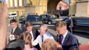 Владимир Путин вышел на улицу в Питере и пообщался с местными жителями.