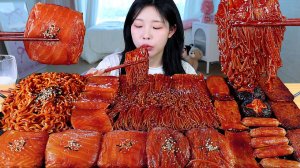 Мукбанг - морепродукты и креветки и острая лапша - еда на камеру