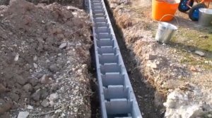 Фундамент в блочной несъёмной опалубке. Первый ряд.