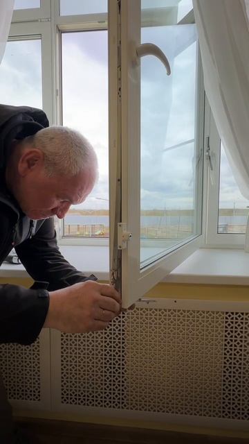 Как сломать пластиковое окно?