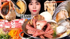 Мукбанг - морепродукты и лапша - крупный план