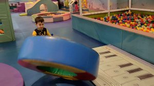 Эрик и Марк играют на детской площадке, часть 4