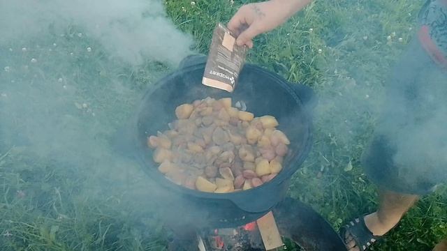 жареная картошка в сливках  в казане на костре