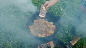 жареная картошка в сливках  в казане на костре