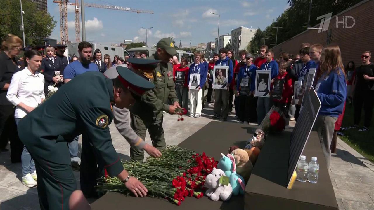 В России почтили память детей, погибших в Донбассе. смотреть онлайн