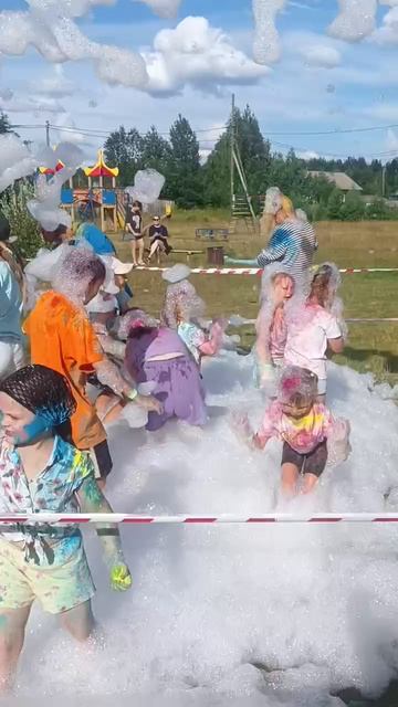 27-07-2026.Внучки на пенной вечеринке в деревне.