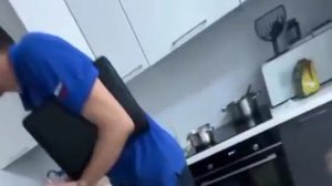 💅 Вумен момент: девушка вызвала сантехника из-за жутких пятен на стене 

Оказалось тенью