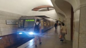 Станция метро Боровицкая интерьер, пассажиры, поезд Москва Фрагмент 5