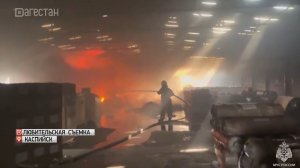 В Каспийске тушат крупный пожар на складе бумаги