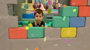 Эрик и Марк играют на детской площадке, часть 1