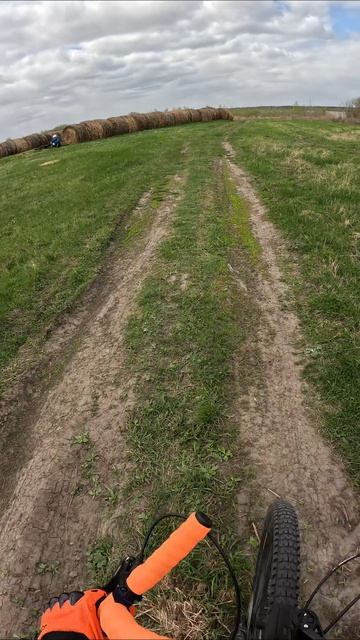 Проехали село Тарманы в шторм и пытаемся укрыться от ветра #велопоездка #велосипед #Тюмень