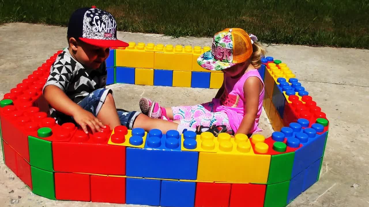 Строим ПЕСОЧНИЦУ из Огромного LEGO Для Детей ЛЕГО Конструктор New LEGO Toys Unboxing смотреть онлайн