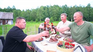 БОЧКА ПИВА , БАРАШЕК на ГРИЛЕ и ИДЕАЛЬНО РОВНАЯ КРЫША! ЖИЗНЬ в ЛЕСУ. №396