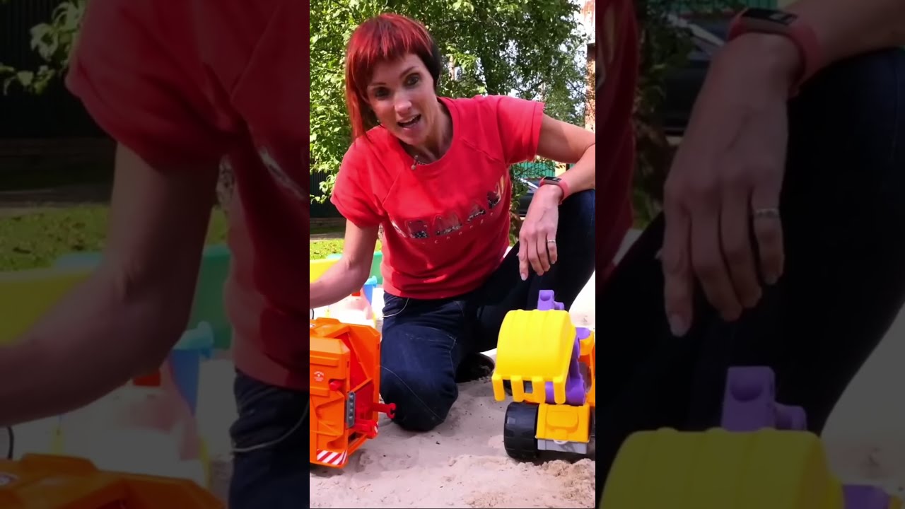 Экскаватор нашёл яблоко в песке! Маша очищает находку