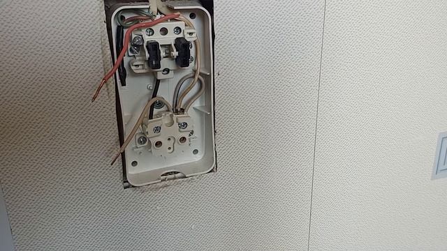 Монтаж блока розетки с выключателем
