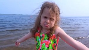 Ева Плей и мама развлекаются на пляже _ Детская история видео
