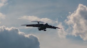 Военно-транспортный самолёт ИЛ-76МД заходит на полосу в Аэропорту Шереметьево