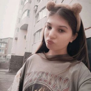 я положила рамдомные вещи,но буду их вытягивать из пакета с маской на лице!