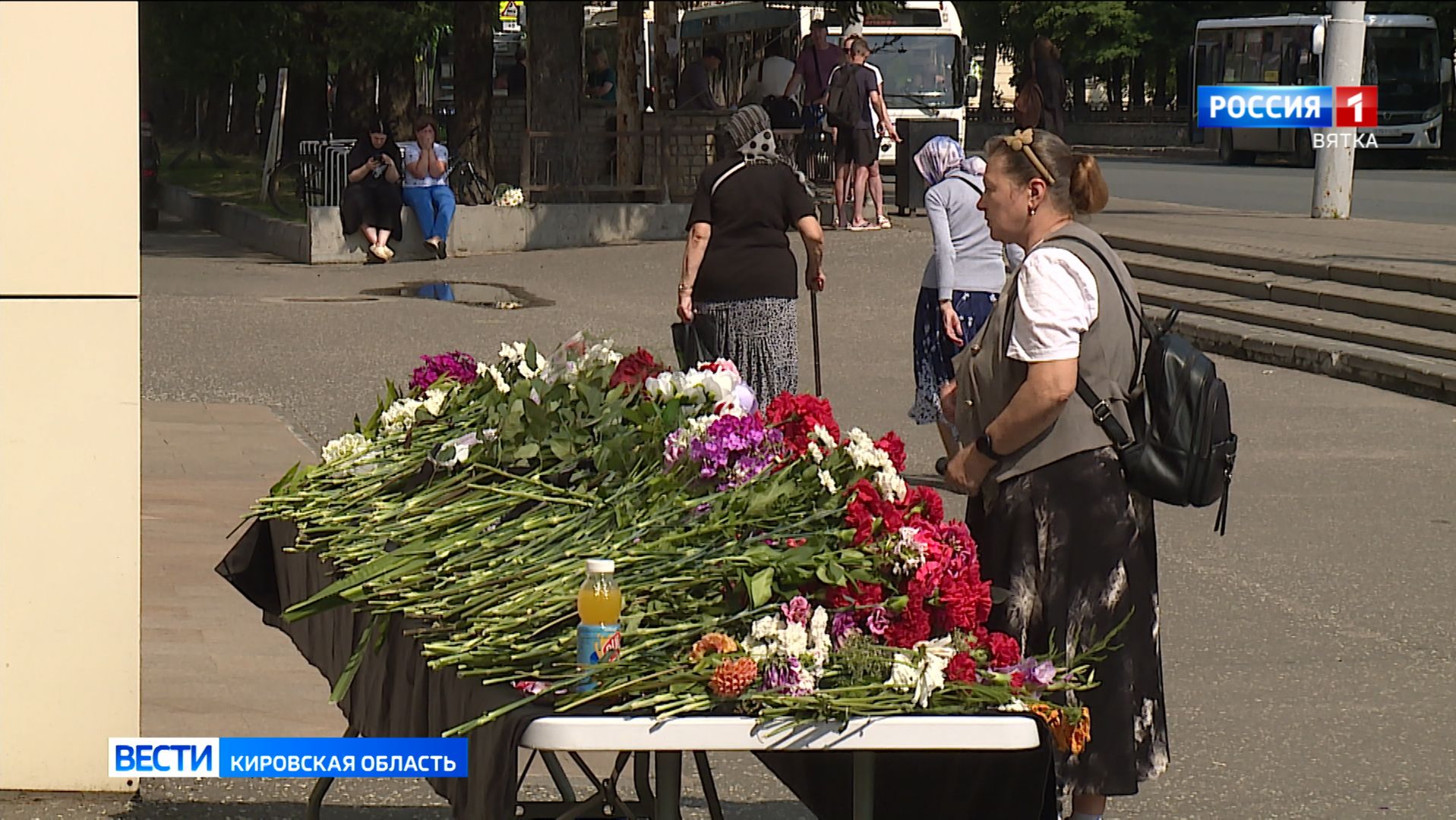 Кировчане несут цветы в память о погибших в результате ракетной атаки на предприятие Кирова смотреть онлайн
