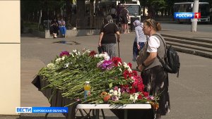 Кировчане несут цветы в память о погибших в результате ракетной атаки на предприятие Кирова