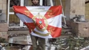 Российские войска демонстрируют флаги в городе Белицком.