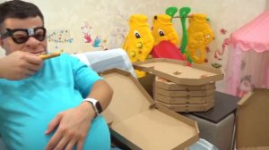 Ева показывает папе как _ Детская история видео