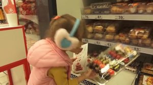Ева пригласила принцесс к себе в гости _ Детская история видео