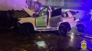 Внедорожник влетел в портал тоннеля в Сочи, погибли пять человек.