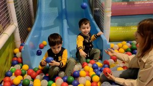 Эрик и Марк играют на детской площадке, часть 2