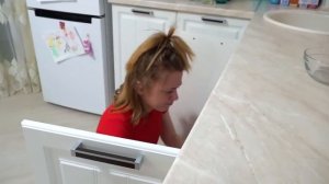 Ева и мама веселые соревнования и челлендж _ Детская история видео