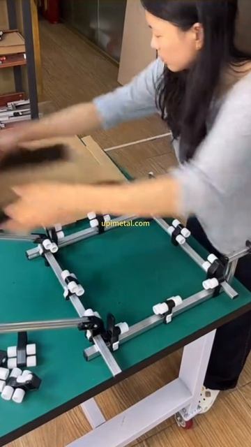 Приспособление для складывания высеченных коробок ускоряет упаковочные процессы